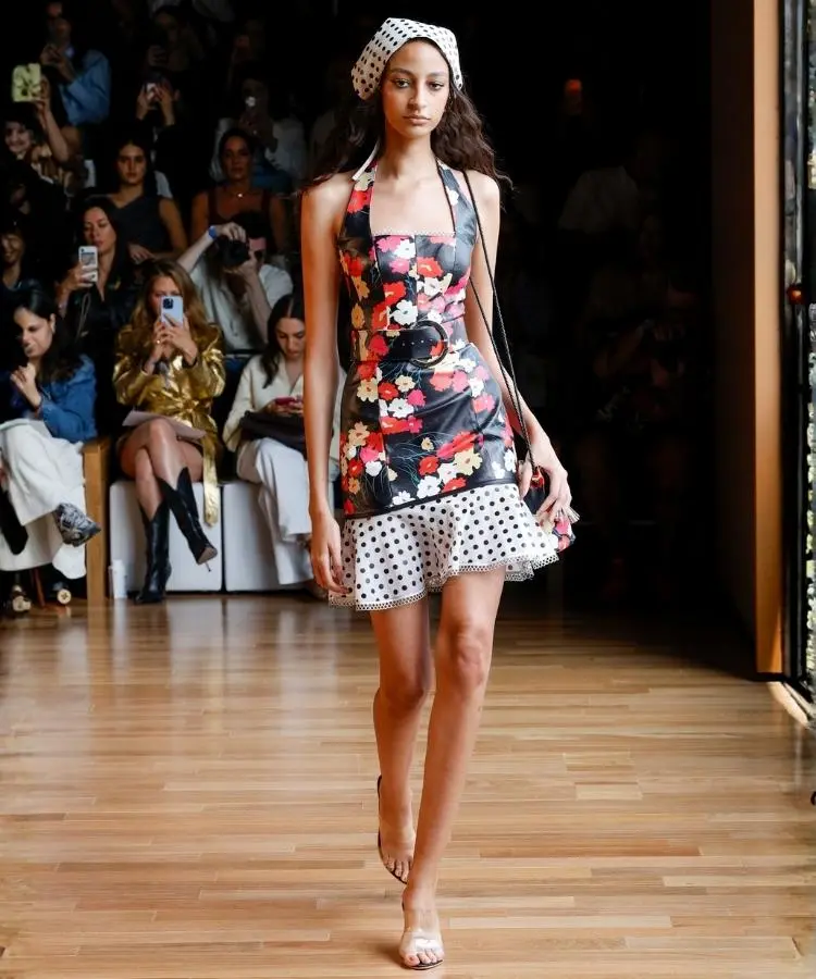Foto de modelo usando vestido mix de estampas floral e poá, uma das tendências do SPFW N60