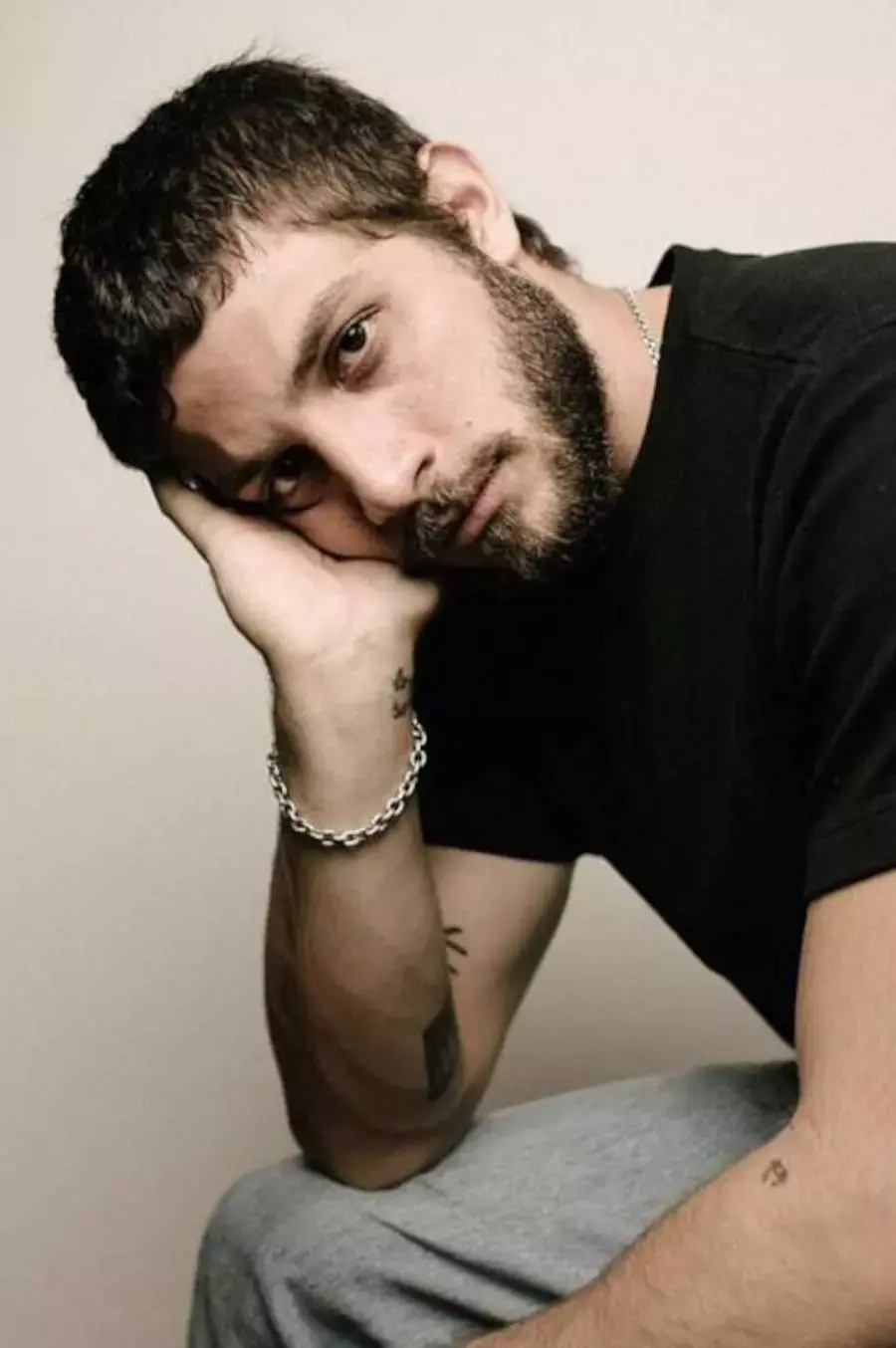 Chay Suede apoiando a cabeça no braço