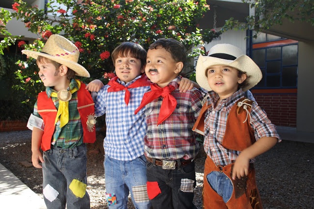 Meninos usando camisa xadrez e calça jeans com remendos
