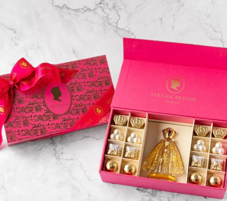 caixa rosa com imagem de nossa senhora da aparecida e chocolates 