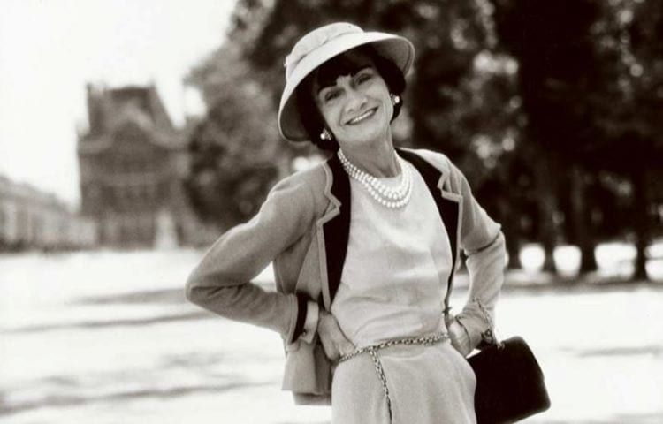 look Coco Chanel de chapéu
