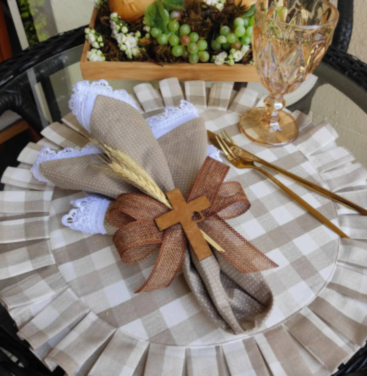 Decoração em tons neutros para mesa.