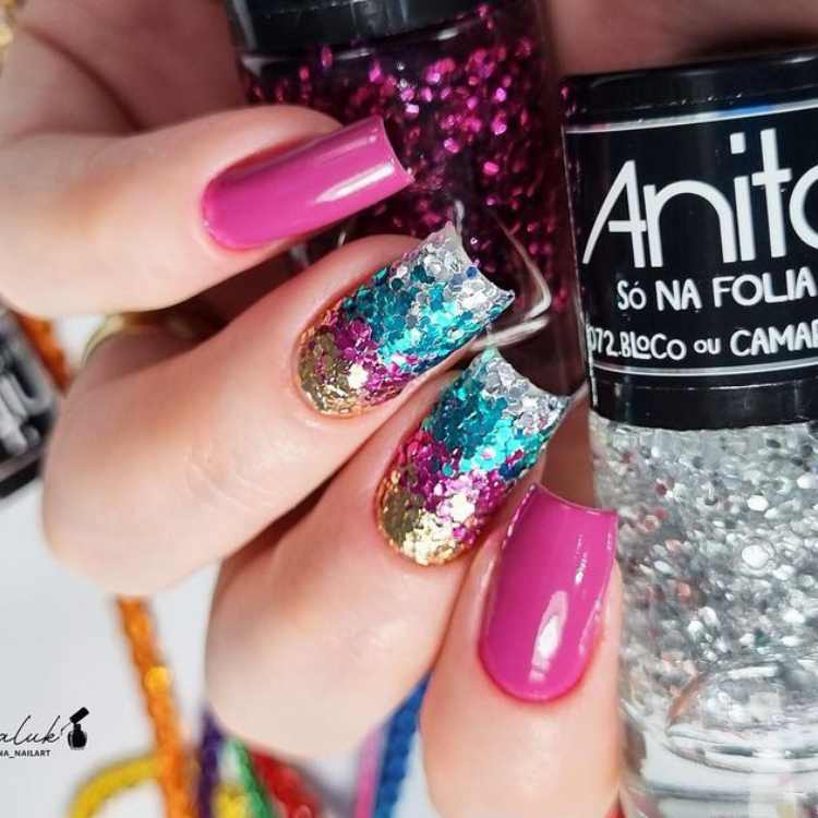 Unhas decoradas com glitter.