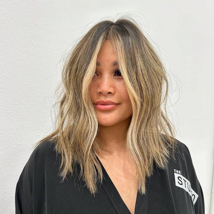 Mulher loira com corte long bob