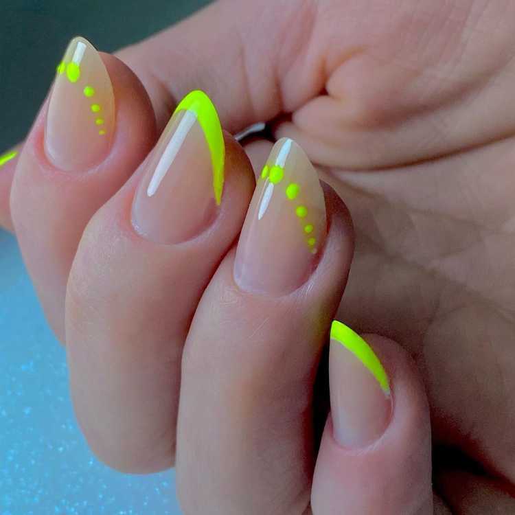Unhas verde neon decoradas simples para o Carnaval.