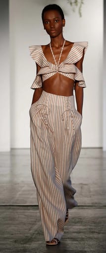Desfile - Modelo usando look da coleção Zimmermann Resort 2018