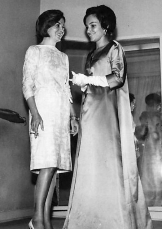 A primeira-dama Maria Thereza Goulart com a colunista Alik Kostakis, em 1963.