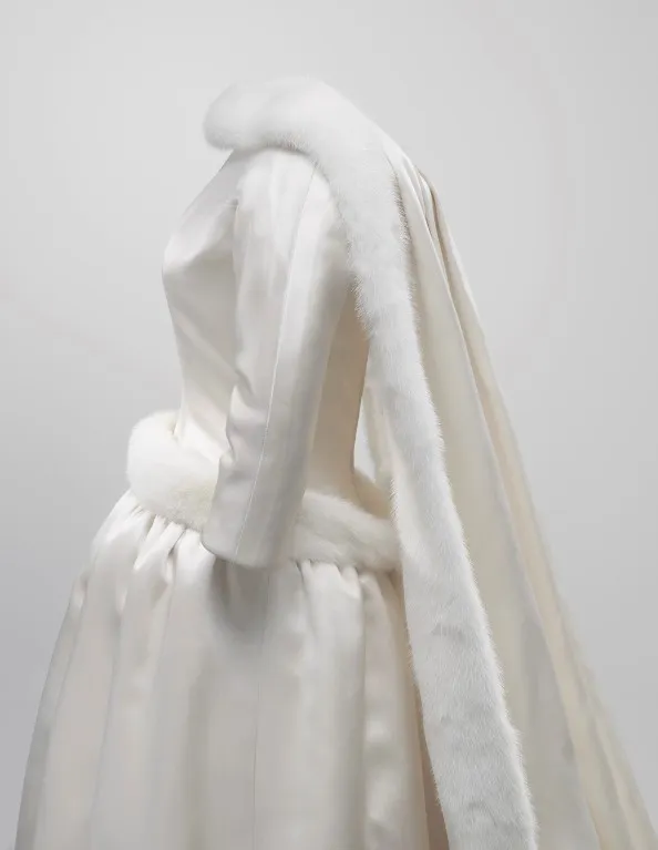 Vestido de noiva de Fabiola de Mora y Aragón, rainha da Bélgica, de Cristóbal Balenciaga. 
