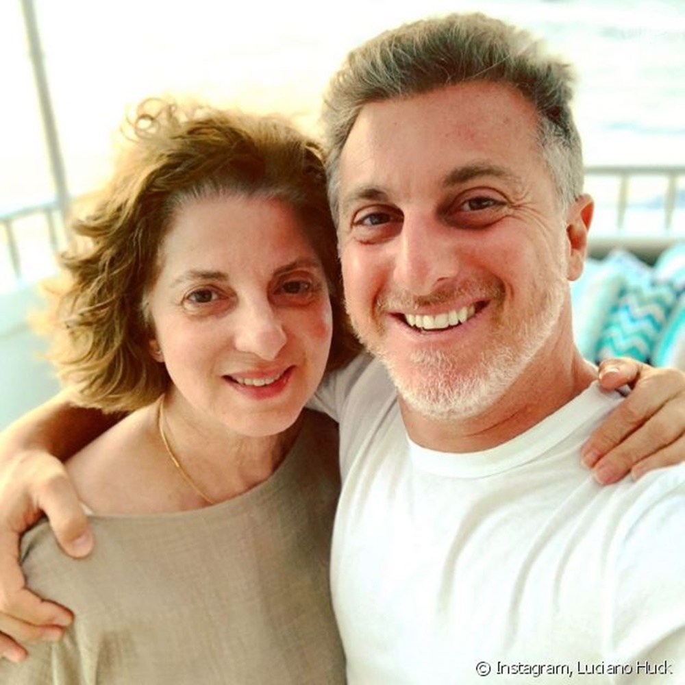 Luciano Huck e mãe em comparação.