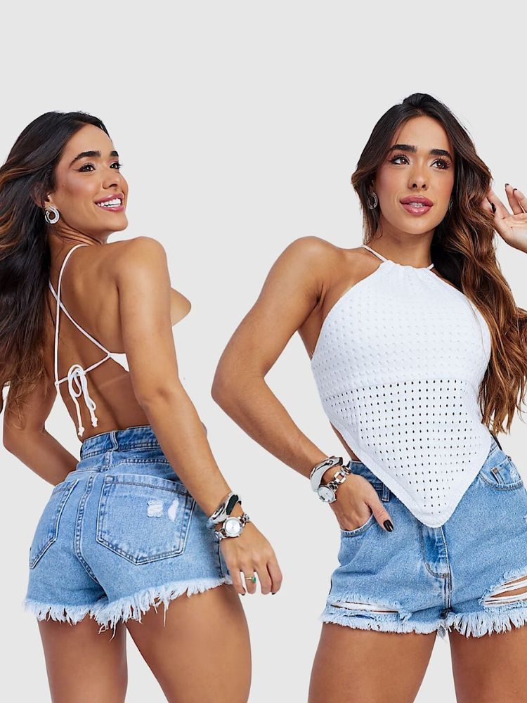 Montagem com duas fotos da mesmo mulher usando cropped frente única de tricô branco e shorts jeans