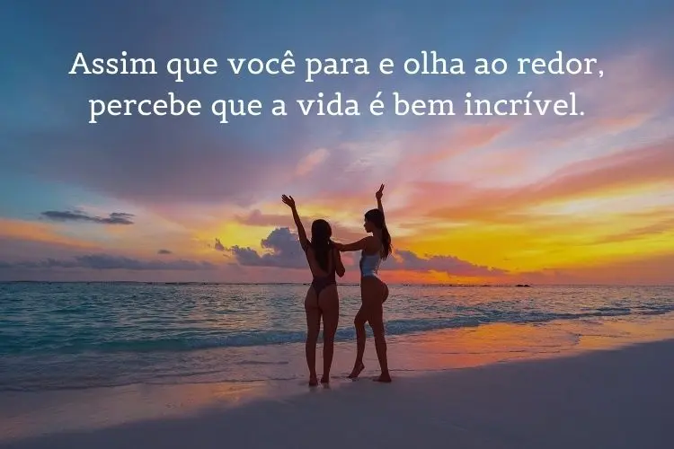 frases de viagem em foto de duas amigas na praia
