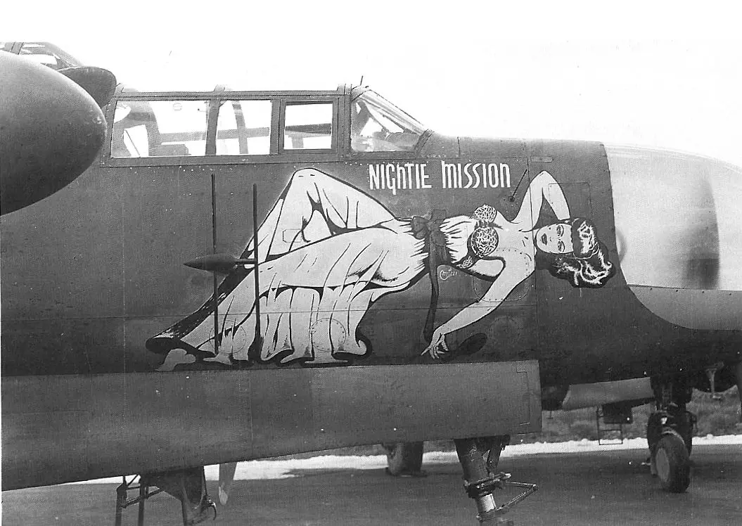 Avião "Nightie Mission", de 1944, com uma pintura estilo pin-up características entre os americanos. Avião "Nightie Mission", de 1944, com uma pintura estilo pin-up características entre os americanos.