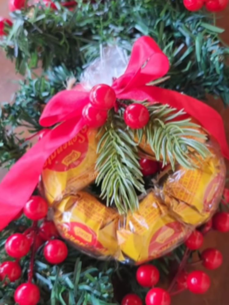 Zoom em guirlanda de doces na árvore de Natal