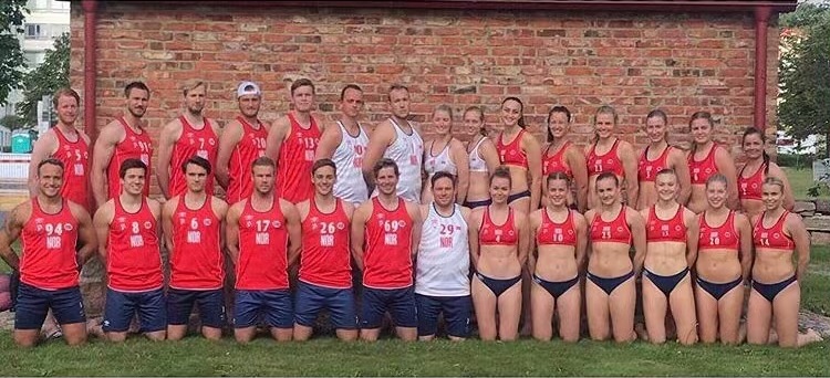 Foto de jogadores das seleções masculina e feminina de handebol de praia da Noruega