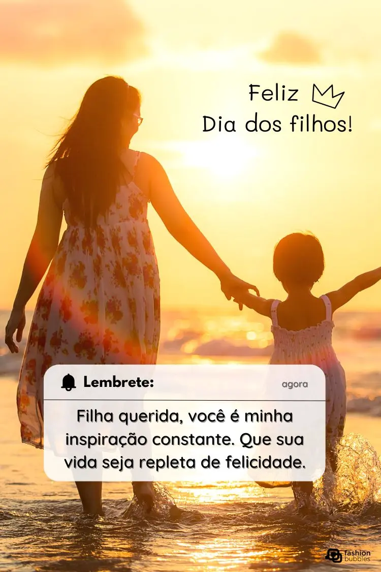 Mãe e filha de mãos dadas, de costas, na praia. A silhueta é iluminada pelo pôr do sol, criando uma cena calorosa e feliz. A imagem simboliza união e amor familiar.
