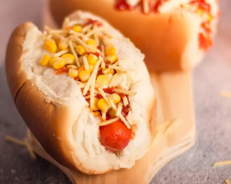 Cachorro quente simples com salsicha, milho, purê, vinagrete e batata palha