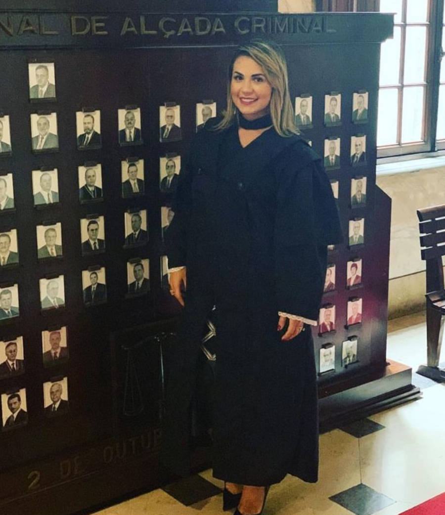 Foto de Deolane com beca de advogado