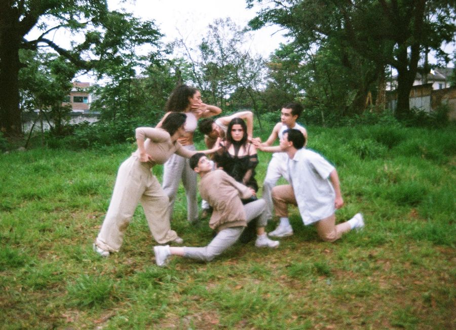 Ana Luiza Ferreira no clipe de Hey