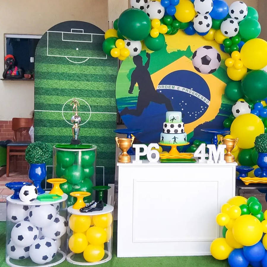 Festa de duas crianças com tema futebol.