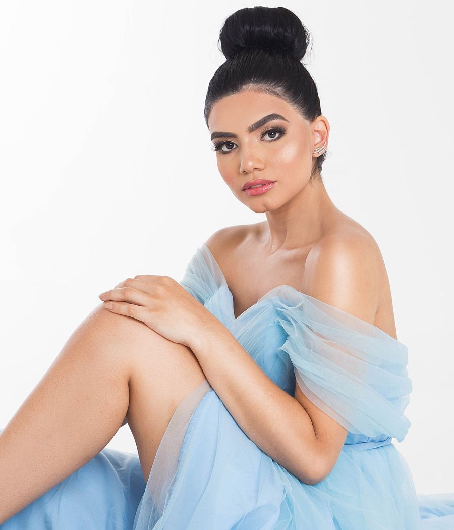 A candidata da região do ABCD está com um coque e vestido azul de tule