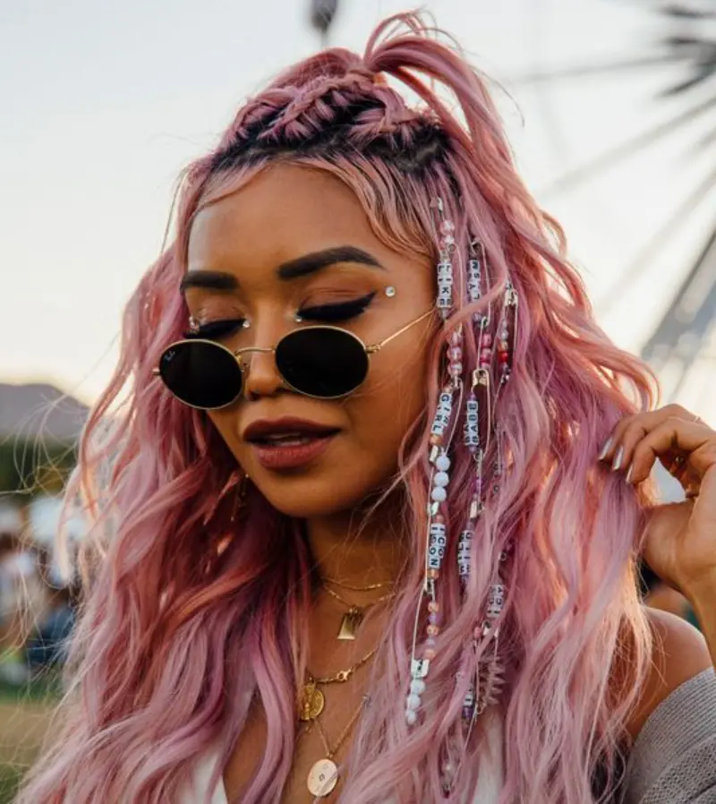 Penteado para cabelo longo rosa com trança no topo da cabeça