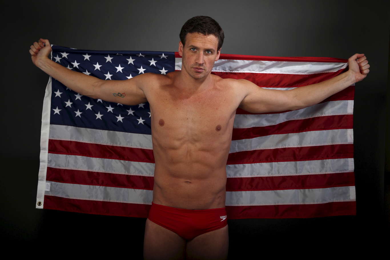 Ryan Lochte - O nadador americano já era famoso quando se envolveu em uma polêmica, durante a Rio 2016, ao mentir que foi assaltado durante os jogos. O astro virou notícia internacional e teve que se desculpar publicamente após a farsa ser descoberta. 