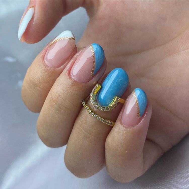 Unha rosada com decoração azul-claro marmorizado e linha com glitter dourado
