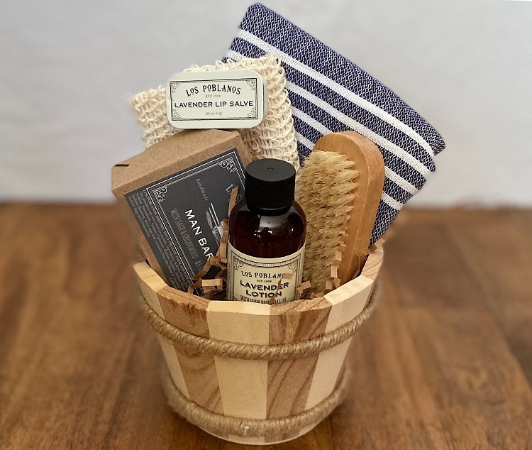 Cesto de madeira com produtos para barbear, como espuma e toalha