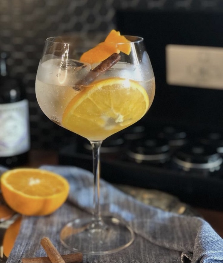 No Gin Aromatizado é preciso ter criatividade, misturar frutas da sua preferência, com especiarias e um pauzinho de canela. Drink Gin aromatizado.