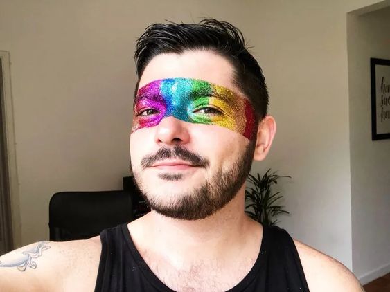 Homem de pele clara com "máscara" colorida de glitter