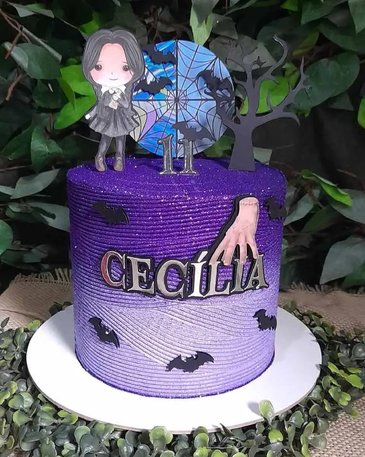 bolo roxo de glitter com tema wandinha