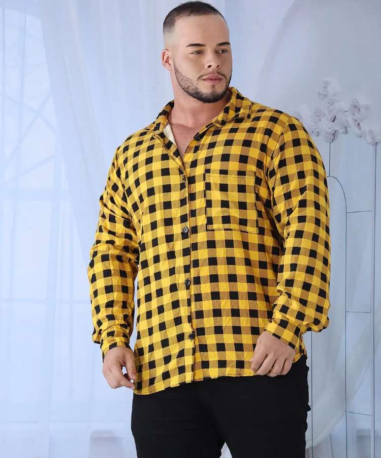 Homem com camisa xadrez amarela