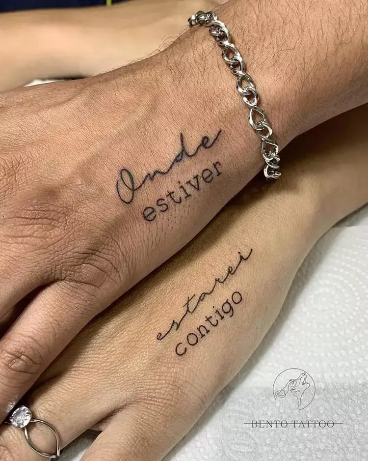 tatuagem escrita Onde estiver/Estarei contigo em duas mãos