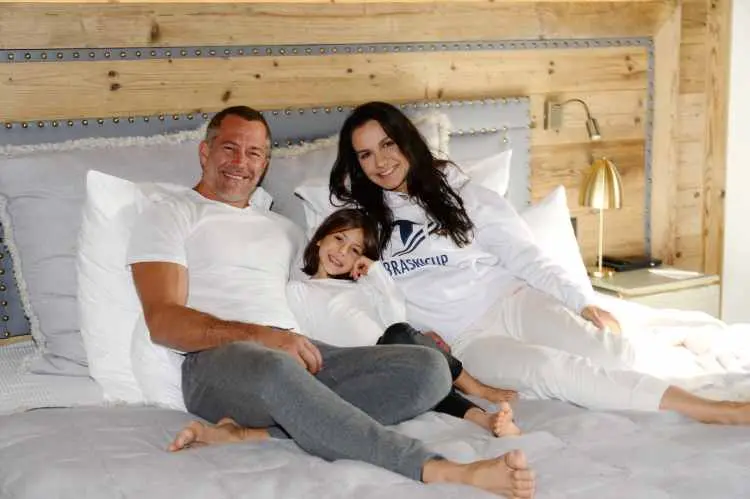 malvino salvador e família em quarto de hotel 
