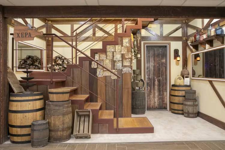 Parte da decoração da cozinha da Xepa com barril e muita madeira. 
