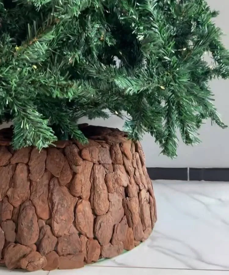 Foto de árvore de Natal com base feita em cascas de pinus