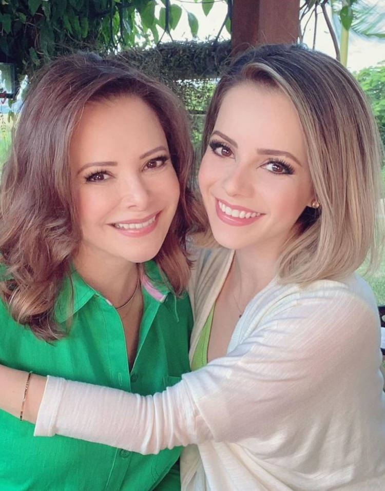 Clone dos pais: Sandy e Noely são super parecidas Clone dos pais, Sandy e Noely