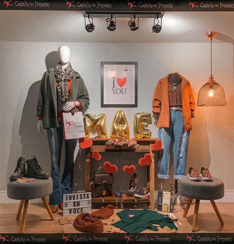 Vitrine de Dia das Mães com balão dourado
