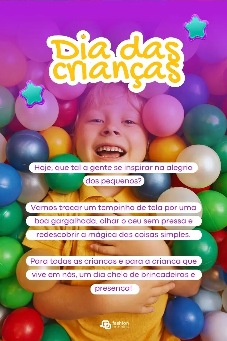 A imagem é um cartão do Dia das Crianças com uma foto de uma criança sorridente em uma piscina de bolinhas coloridas. O texto, sobreposto à imagem, incentiva a se inspirar na alegria das crianças e a redescobrir a magia das coisas simples.