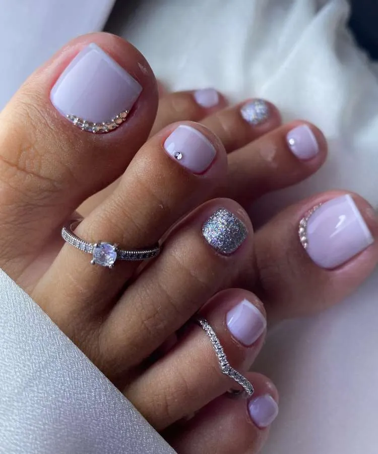 Unhas dos pés decoradas francesinha lilás com pedrarias e glitter
