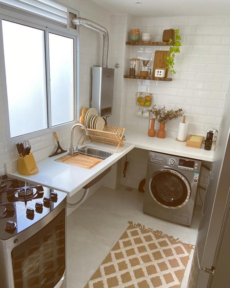 Foto de cozinha em tons de branco com fogão, pia, escorredor de madeira, azulejos brancos, máquina de lavar louça e geladeira