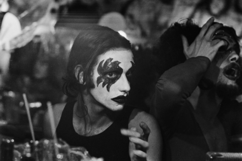 Foto da exposição Madalena Schwartz de Dzi Croquette: Benê Larcerda, c. 1974. 