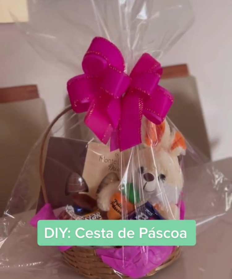 Cesta de Páscoa com doces e coelho de pelúcia