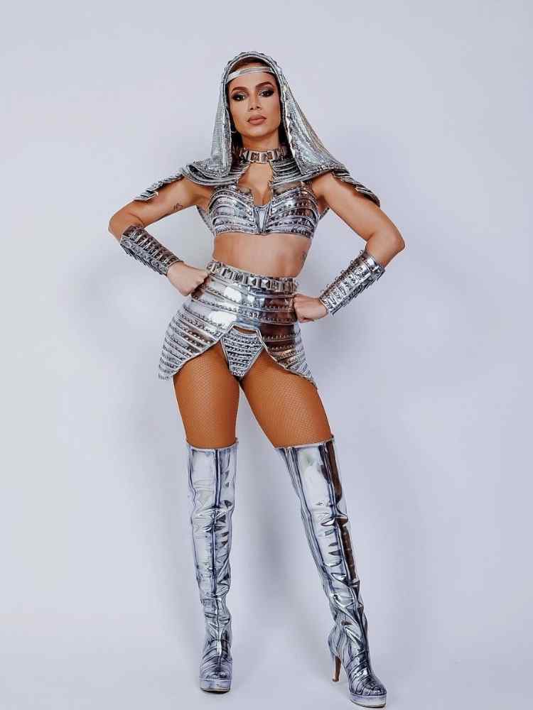 Anitta com fantasia metálica no Carnaval 2023.