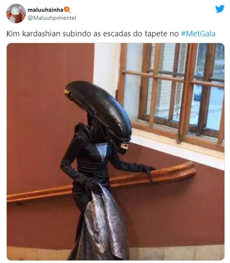 Foto com meme sobre Kim Kardashian no Met Gala 2021 - Melhores memes 2021.