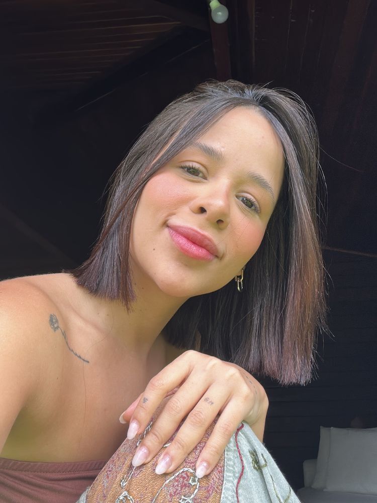 Selfie de Laura de cabelo curto e preenchimento labial