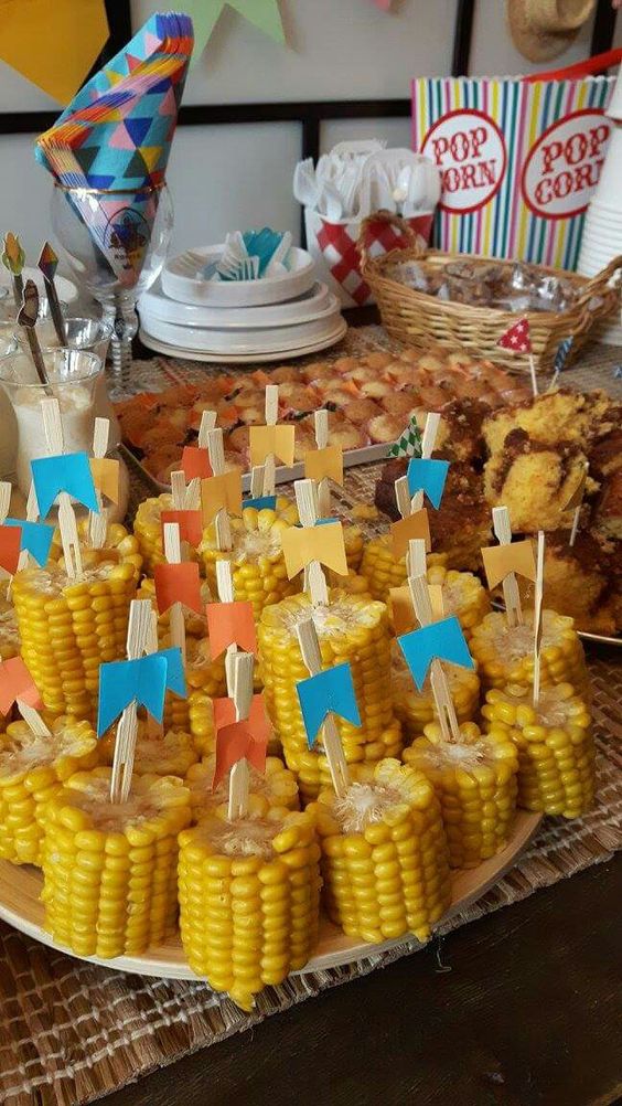 Pedaços de milho na bandeja.