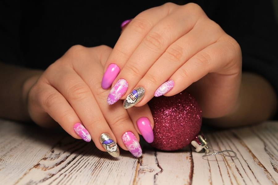 Mulher com unhas artificiais decoradas.