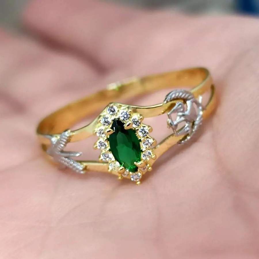 Anel com pedra esmeralda e detalhes prateados