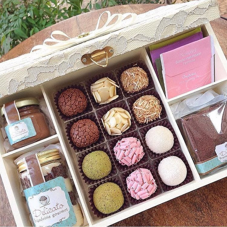 Caixa com divisória recheada de docinhos, bolo de pote, brigadeiro, brownie e chás